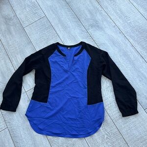 LAST CHANCE - Blue blouse with black sleeves